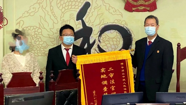 理赔人员专业尽责获客户致谢锦旗，Q 先生睾丸意外肿大引发关注