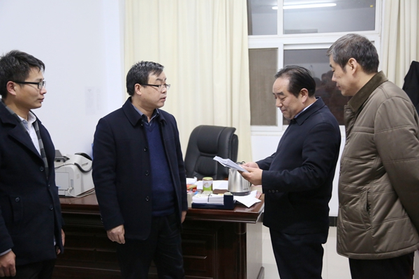 市委常委政法委书记黄庚倜中院院长刘冠华深夜到叶县法院看望慰问加班